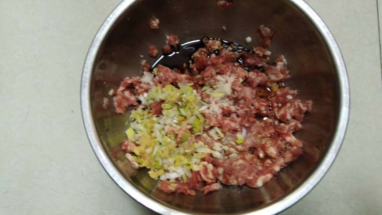 年味饺子——经典韭菜虾仁馅（久财之意，用之不竭）,肉馅入盆加入盐、糖、<a style='color:red;display:inline-block;' href='/shicai/ 788'>生抽</a>、<a style='color:red;display:inline-block;' href='/shicai/ 744'>五香粉</a>、白胡椒粉、葱碎、姜碎搅拌至调料吸收即可（不要划圈搅拌，以免上劲）