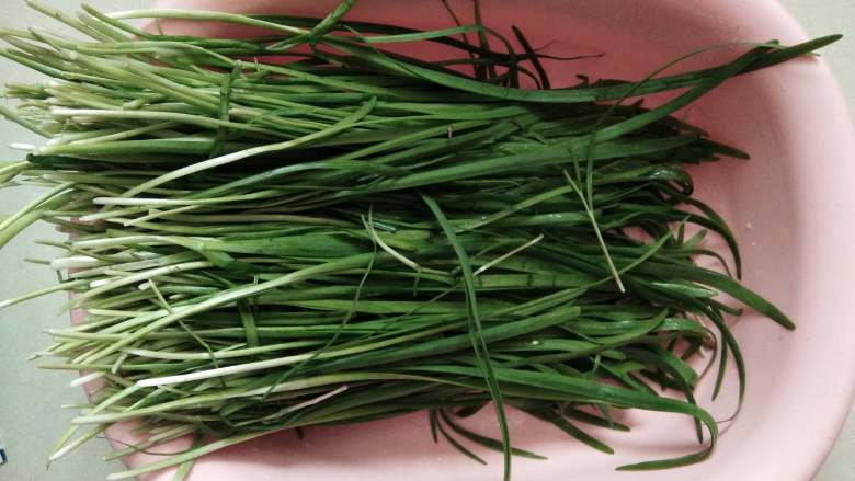 年味饺子——经典韭菜虾仁馅（久财之意，用之不竭）,<a style='color:red;display:inline-block;' href='/shicai/ 116'>韭菜</a>摘洗干净、控水备用