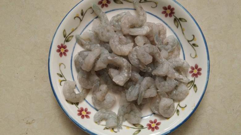 年味饺子——经典韭菜虾仁馅（久财之意，用之不竭）,<a style='color:red;display:inline-block;' href='/shicai/ 287'>虾仁</a>取虾线洗净控水