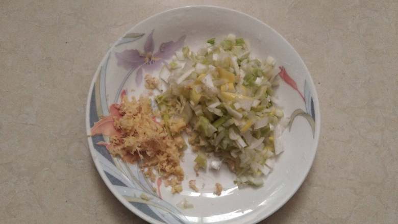 年味饺子——经典韭菜虾仁馅（久财之意，用之不竭）,<a style='color:red;display:inline-block;' href='/shicai/ 3250'>葱</a>、<a style='color:red;display:inline-block;' href='/shicai/ 37'>姜</a>切成碎末