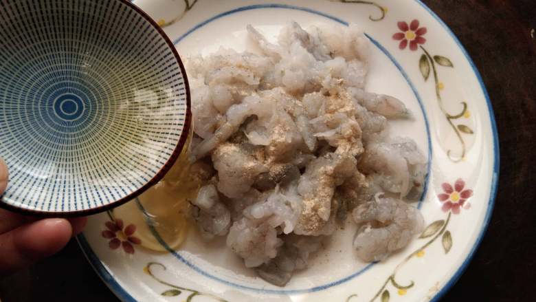 年味饺子——经典韭菜虾仁馅（久财之意，用之不竭）,处理好的虾仁加入<a style='color:red;display:inline-block;' href='/shicai/ 134296'>白胡椒粉</a>和蛋清抓匀备用