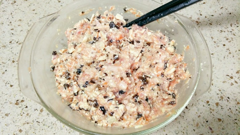 砂锅丸子,肉馅里面加入胡萝卜、黑木耳和豆腐拌匀