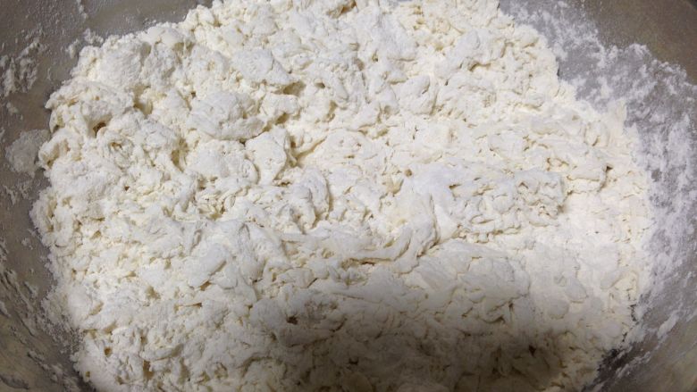 年味饺子——经典韭菜虾仁馅（久财之意，用之不竭）,<a style='color:red;display:inline-block;' href='/shicai/ 519'>面粉</a>慢慢加入水用筷子搅成絮状