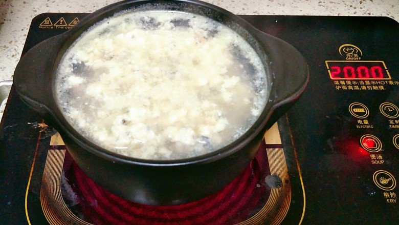 砂锅丸子,汤保持在微开状态,依次挤入丸子,全部挤好烧开