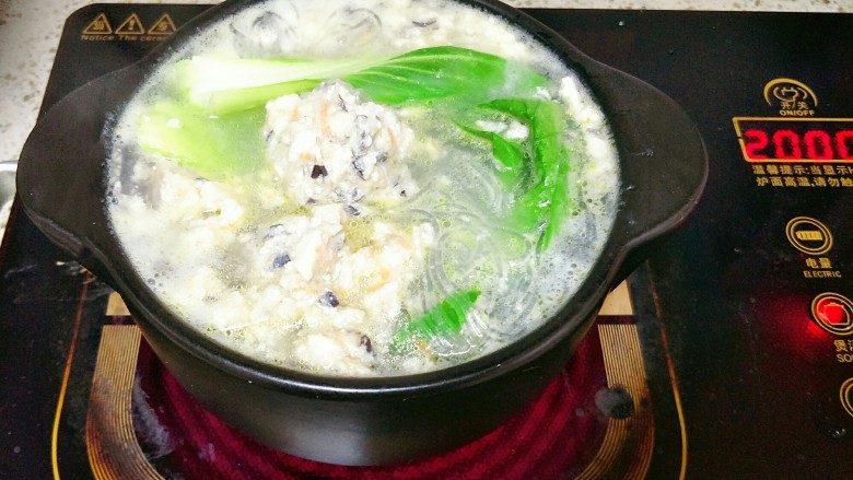 砂锅丸子,加入粉丝和青菜稍煮