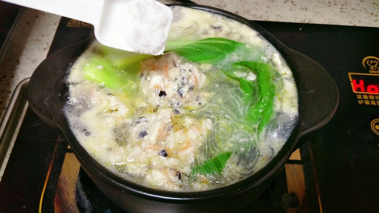 砂锅丸子,加入盐调味即可