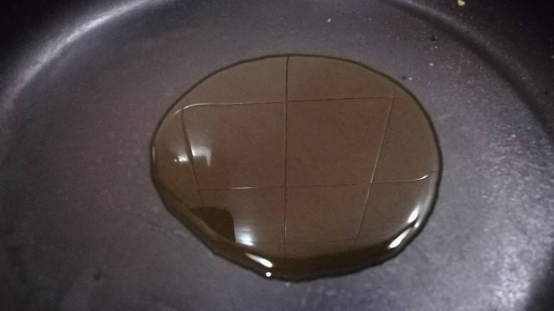 冬日佳节暖心韩式部队火锅(附详细蔬菜刻花处理步骤),锅里放入两匙食用油,烧热。