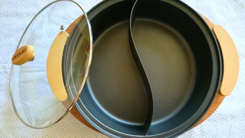 冬日佳节暖心韩式部队火锅(附详细蔬菜刻花处理步骤),准备好一个火锅,最好是不粘锅,刷洗起来比较方便。