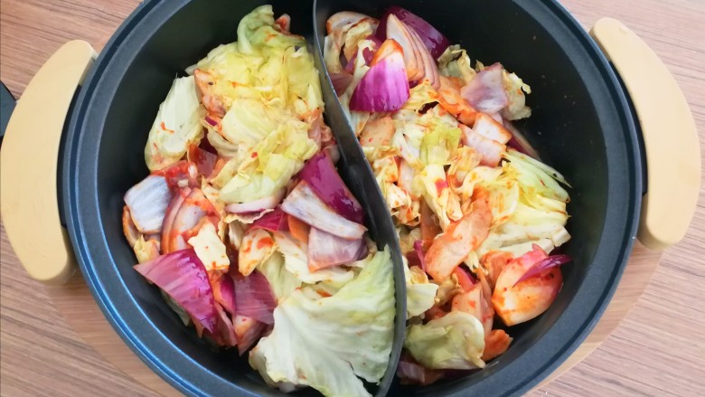 冬日佳节暖心韩式部队火锅(附详细蔬菜刻花处理步骤),把炒好的圆白菜和葱头放入火锅里。