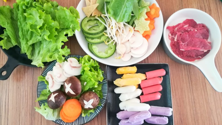 冬日佳节暖心韩式部队火锅(附详细蔬菜刻花处理步骤),将牛肉切成薄片，<a style='color:red;display:inline-block;' href='/shicai/ 235'>口蘑</a>切片，<a style='color:red;display:inline-block;' href='/shicai/ 230'>香菇</a>切花刀，萝卜和<a style='color:red;display:inline-block;' href='/shicai/ 25'>胡萝卜</a>切花。