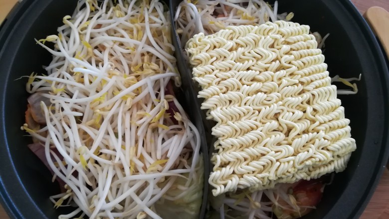 冬日佳节暖心韩式部队火锅(附详细蔬菜刻花处理步骤),加入<a style='color:red;display:inline-block;' href='/shicai/ 120'>豆芽</a>和方便面饼。