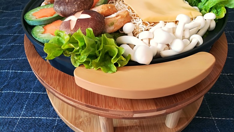 冬日佳节暖心韩式部队火锅(附详细蔬菜刻花处理步骤),把所有蔬菜和铺在火锅里。