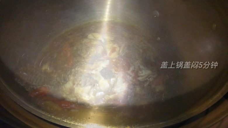 罗非鱼家常菜做法,盖上锅盖，闷5分钟