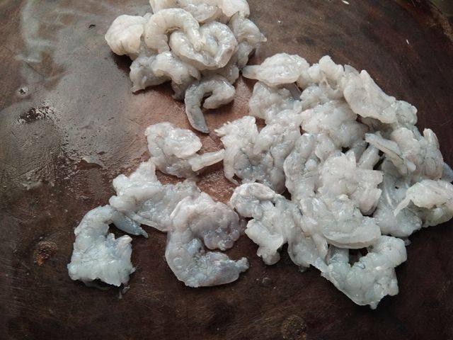 年味饺子——经典韭菜虾仁馅（久财之意，用之不竭）,放入砧板用刀平着碾碎（不用剁，这样处理的虾仁吃着有嚼头)