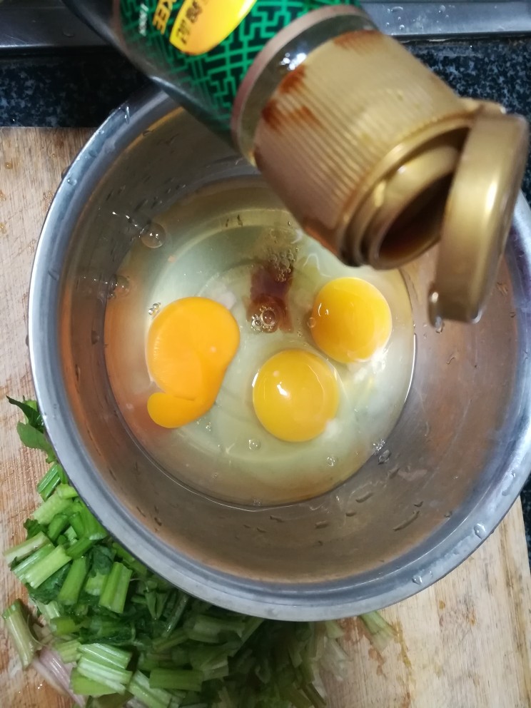 银鱼干煎蛋,加几滴蒸鱼豉油,提味加鲜。