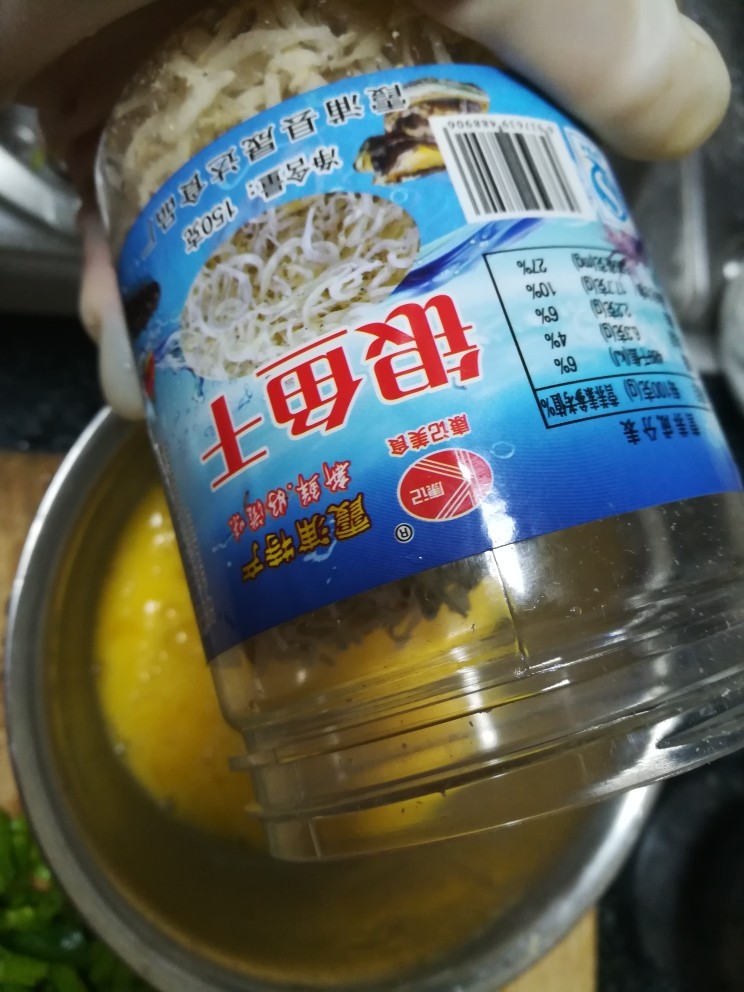银鱼干煎蛋,打发均匀后,加入银鱼干。