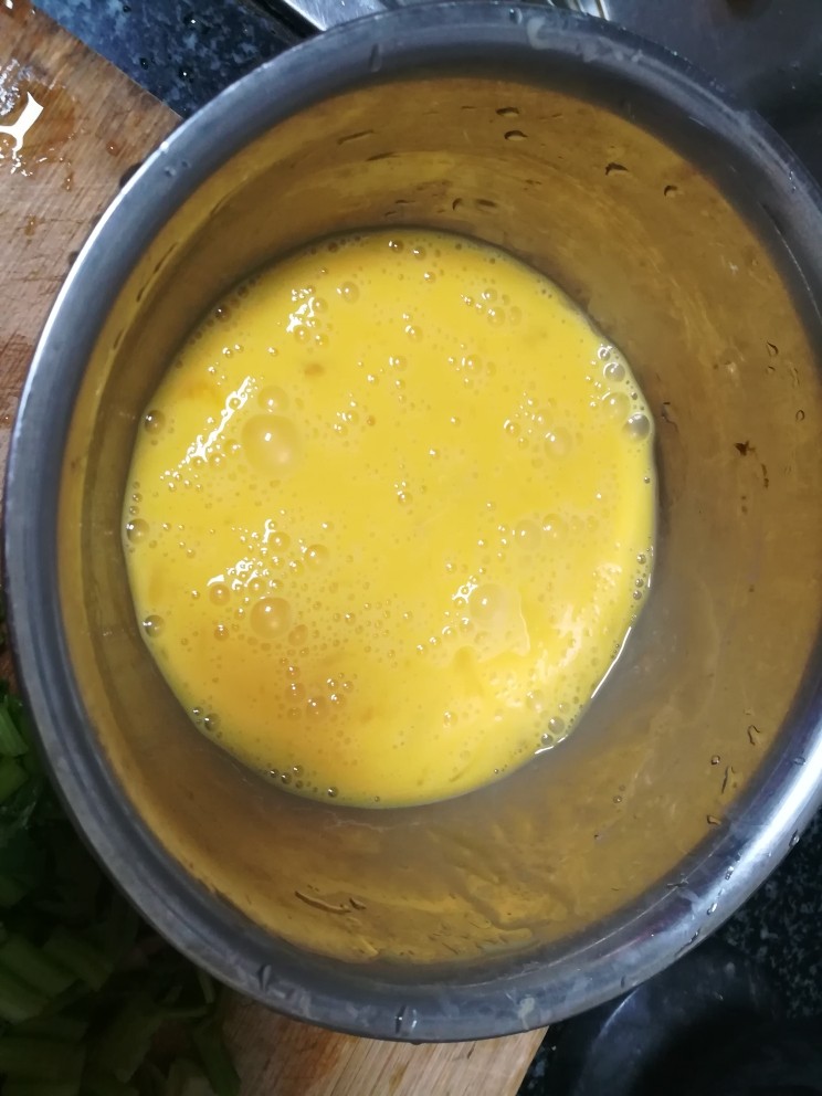 银鱼干煎蛋,一直打,大概要3分钟左右。