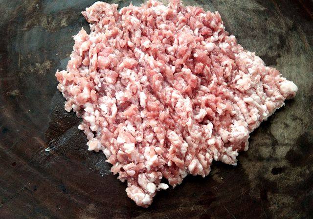 年味饺子——经典韭菜虾仁馅（久财之意，用之不竭）,<a style='color:red;display:inline-block;' href='/shicai/ 414'>猪肉</a>剁成肉馅