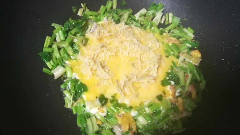 银鱼干煎蛋,煸炒出香味后,倒入搅拌好的蛋液。
