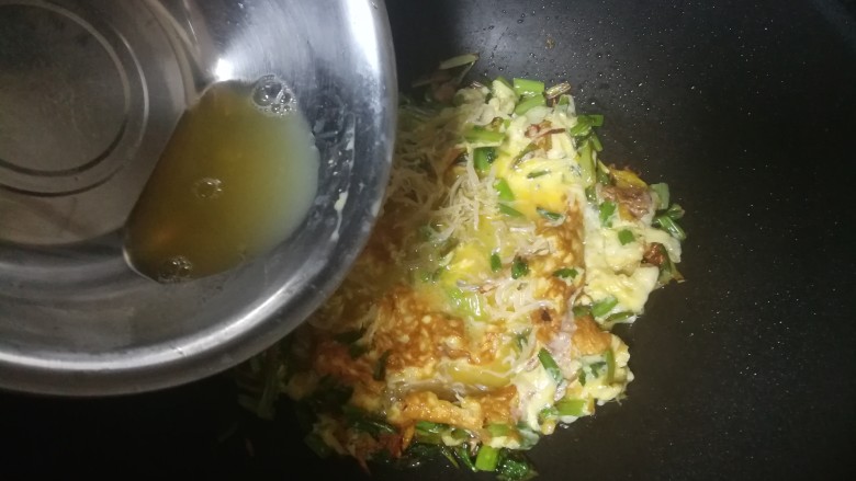 银鱼干煎蛋,再入适量盐巴,鸡精调味。