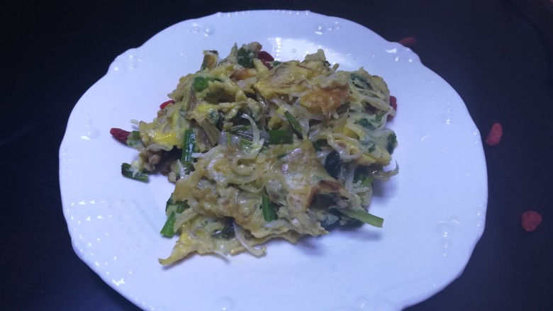 银鱼干煎蛋,香喷喷,非常挑战味蕾的银鱼干煎蛋施施然出场啦!