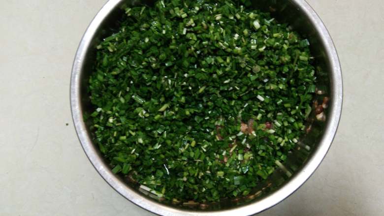 年味饺子——经典韭菜虾仁馅（久财之意，用之不竭）,最后加入韭菜碎拌匀即可成馅