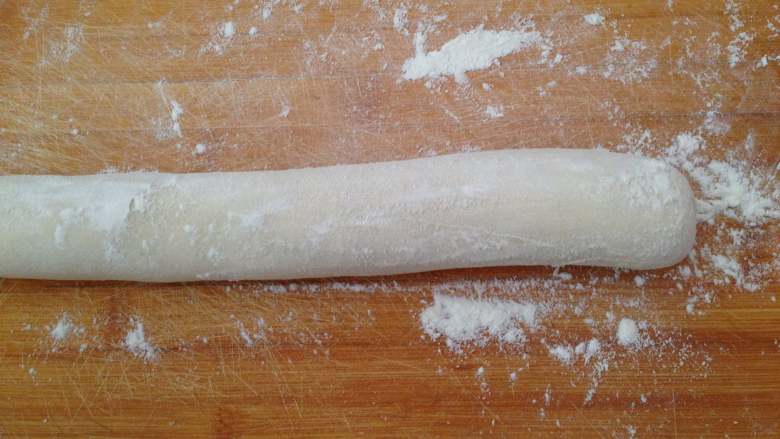 年味饺子——经典韭菜虾仁馅（久财之意，用之不竭）,松弛好的面取出搓成细条