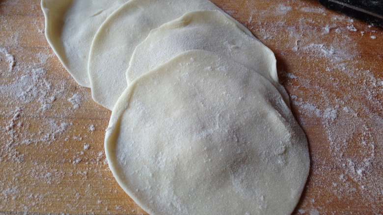 年味饺子——经典韭菜虾仁馅（久财之意，用之不竭）,擀成四边薄中间厚的圆片