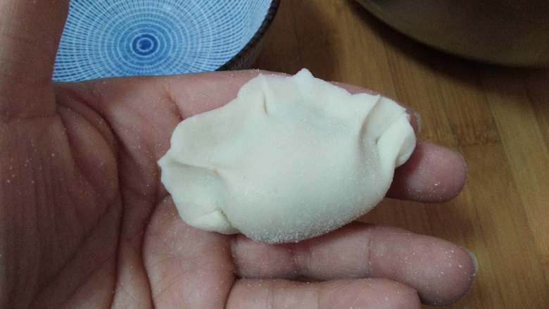 年味饺子——经典韭菜虾仁馅（久财之意，用之不竭）,一个漂亮的饺子就包好了