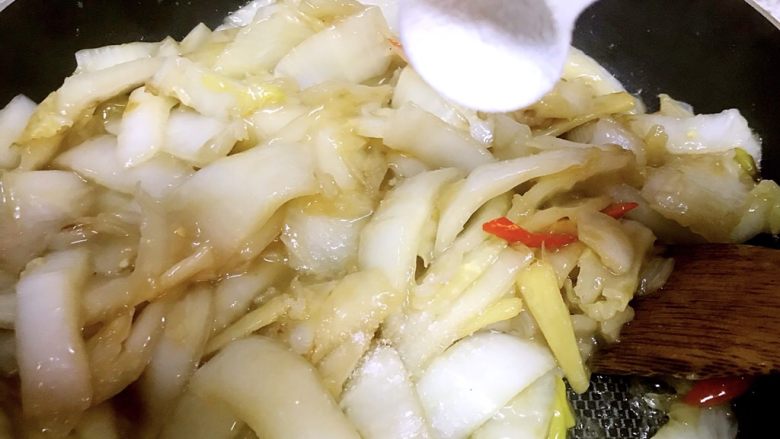 #年味#之糖醋白菜帮,勾芡后收干汤汁,调入适量盐,翻拌均匀后出锅装盘