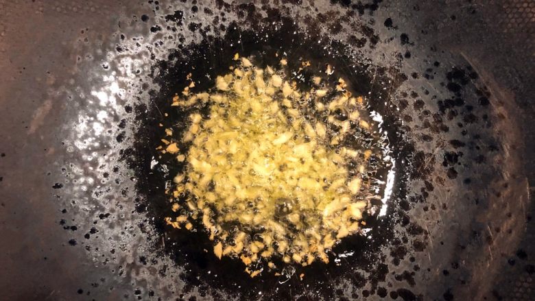 蒜蓉炒菜心,热锅冷油,下蒜蓉爆香。