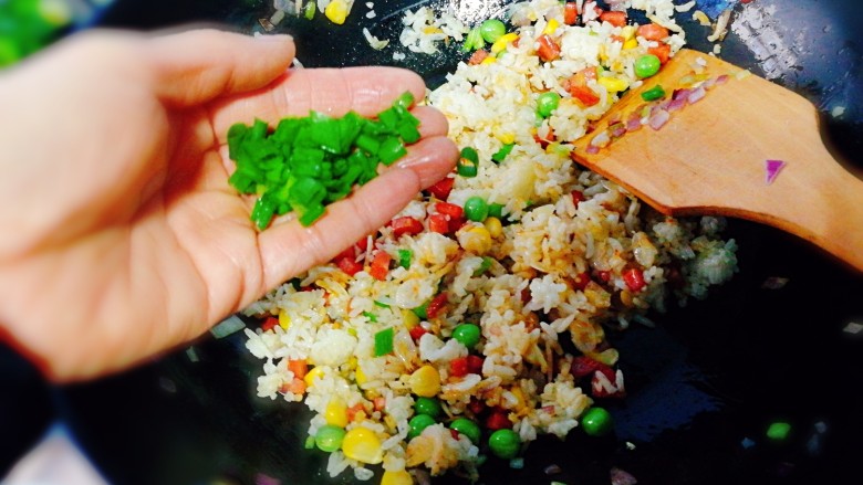 趣味炒饭--满天星蛋包饭,陆续加入适量<a style='color:red;display:inline-block;' href='/shicai/ 721'>蚝油</a>,最后撒入葱花即可