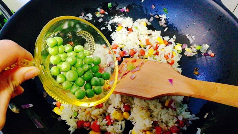 趣味炒饭--满天星蛋包饭,陆续加入<a style='color:red;display:inline-block;' href='/shicai/ 148'>豌豆</a>粒,再次翻炒均匀,