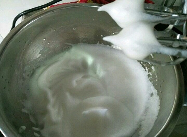 火烧云太阳蛋吐司,蛋白用电动打蛋器打发到硬性发泡,提起打蛋头蛋白有小三角。
