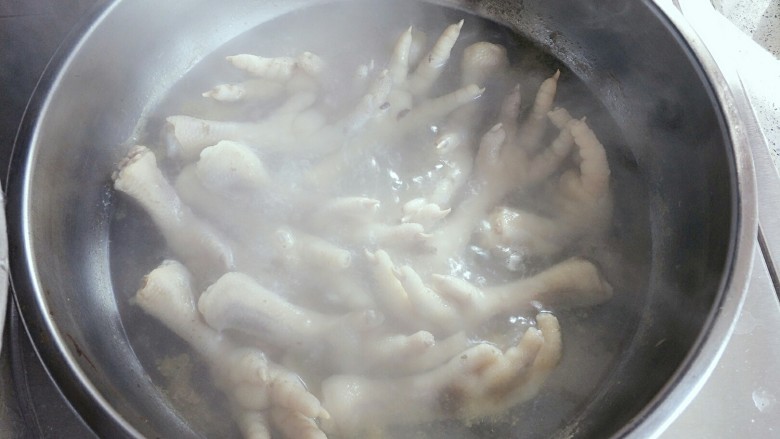 爽口腌制小菜 鱼辣子时蔬凤爪,倒入<a style='color:red;display:inline-block;' href='/shicai/ 718'>料酒</a>,大火煮