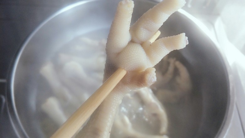 爽口腌制小菜 鱼辣子时蔬凤爪,煮六七分钟,只要筷子能插透爪子就可以了