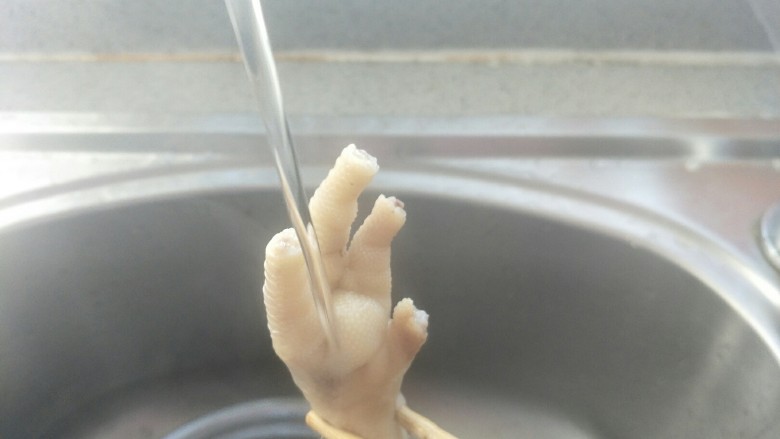爽口腌制小菜 鱼辣子时蔬凤爪,捞出鸡爪,用冷水冲泡