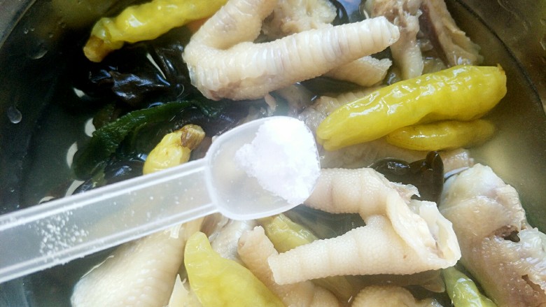 爽口腌制小菜 鱼辣子时蔬凤爪,如果咸味不够可以加点盐,尝一下泡椒水哦
