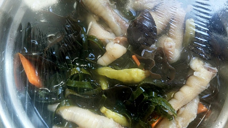 爽口腌制小菜 鱼辣子时蔬凤爪,用保鲜膜封住容器,或者用一个带盖子的容器