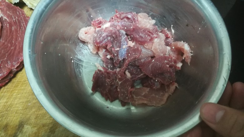 牛肉炒笋干,牛肉切碎,加入适量淀粉用手抓均匀。
