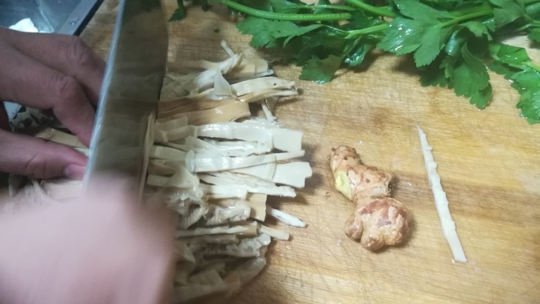 牛肉炒笋干,改刀,切碎。
