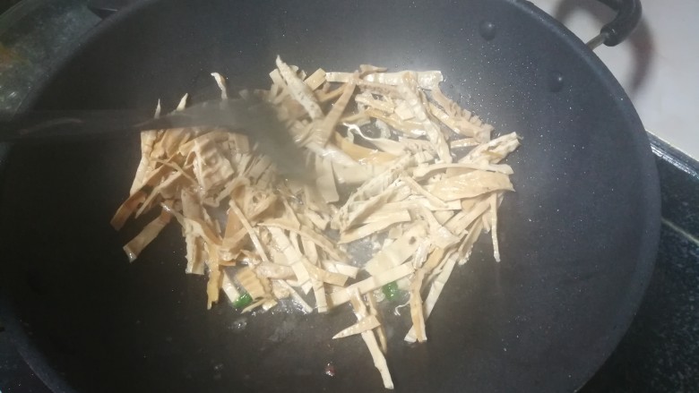 牛肉炒笋干,锅热,下笋干煸炒。