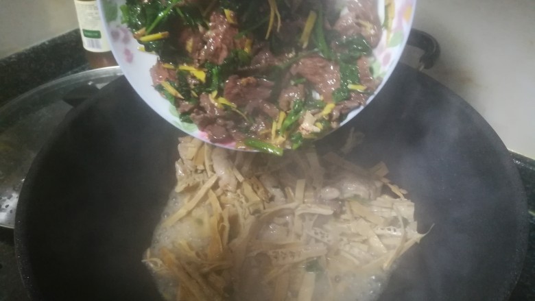 牛肉炒笋干,笋干煸炒,并加入煸炒好的牛肉。