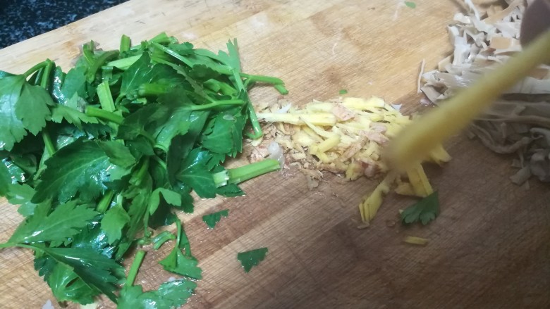 牛肉炒笋干,芹菜,姜丝切好备用。