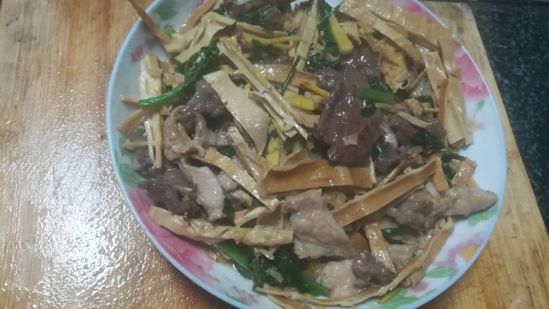 牛肉炒笋干,爽脆可口的笋干,嫩滑无比的牛肉,无比美味,最好的下酒菜!