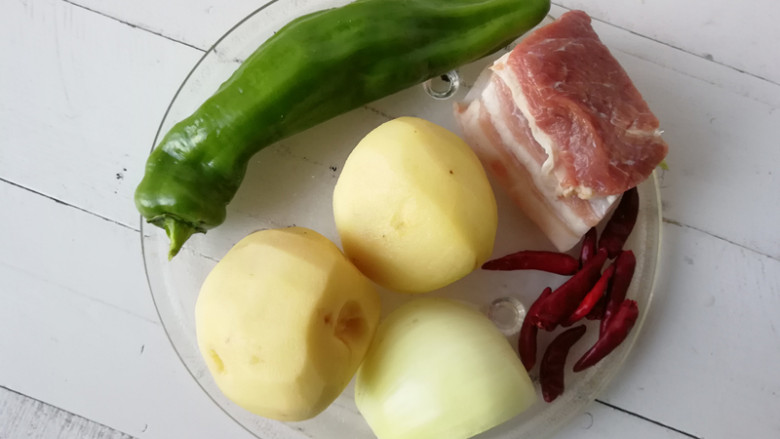 【干煸土豆片】 ,准备好所需材料，<a style='color:red;display:inline-block;' href='/shicai/ 23'>土豆</a>去皮洗净