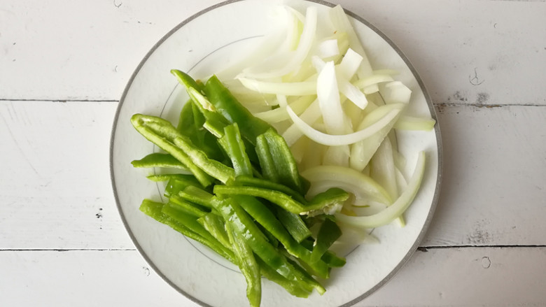 【干煸土豆片】 ,将<a style='color:red;display:inline-block;' href='/shicai/ 8778'>尖椒</a>和<a style='color:red;display:inline-block;' href='/shicai/ 29'>洋葱</a>切成条