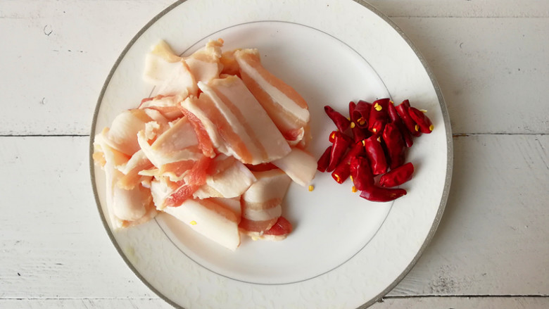 【干煸土豆片】 ,将<a style='color:red;display:inline-block;' href='/shicai/ 428'>五花肉</a>切成片，<a style='color:red;display:inline-block;' href='/shicai/ 86474'>干辣椒</a>切成段，辣椒籽不要