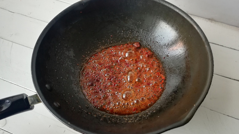 【干煸土豆片】 ,下入<a style='color:red;display:inline-block;' href='/shicai/ 700'>花椒</a>小火炒制<a style='color:red;display:inline-block;' href='/shicai/ 700'>花椒</a>微焦，将<a style='color:red;display:inline-block;' href='/shicai/ 700'>花椒</a>捞出不要，再下入<a style='color:red;display:inline-block;' href='/shicai/ 46964'>郫县豆瓣酱</a>小火炒出红油，下入<a style='color:red;display:inline-block;' href='/shicai/ 37'>姜</a>末、蒜片炒香