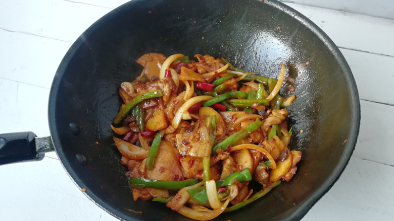 【干煸土豆片】 ,下入五花肉片，土豆片，酱油，<a style='color:red;display:inline-block;' href='/shicai/ 718'>料酒</a>，<a style='color:red;display:inline-block;' href='/shicai/ 3729'>白糖</a>，煸炒1-2分钟